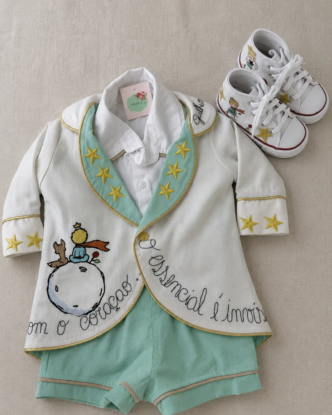 Conjunto Príncipe Luxo tema Pequeno Príncipe · marfim com lapela menta e estrelas douradas · bordado do principezinho no peito