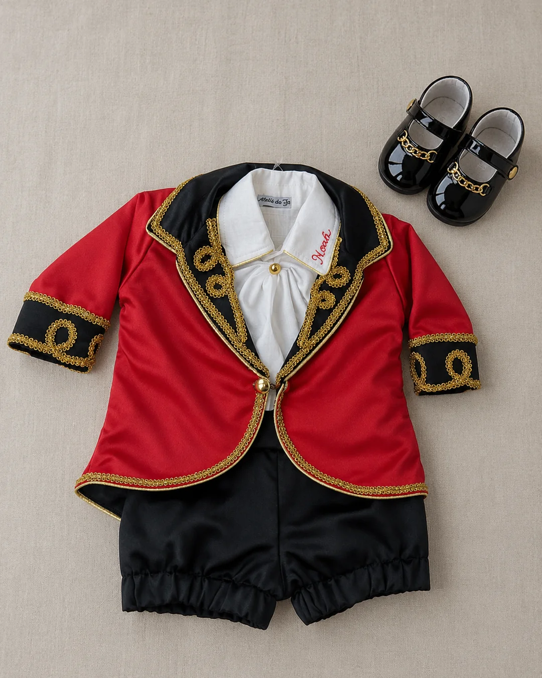Conjunto Príncipe Luxo tema Circo · casaco vermelho com lapela preta e cordão dourado · mestre de cerimônias