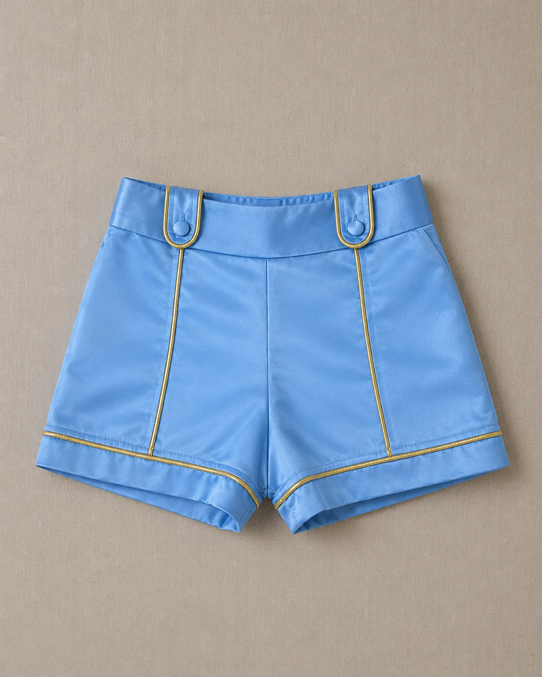 Short de cetim azul coordenado com vivo dourado e passadores · combina com casaco e camisa