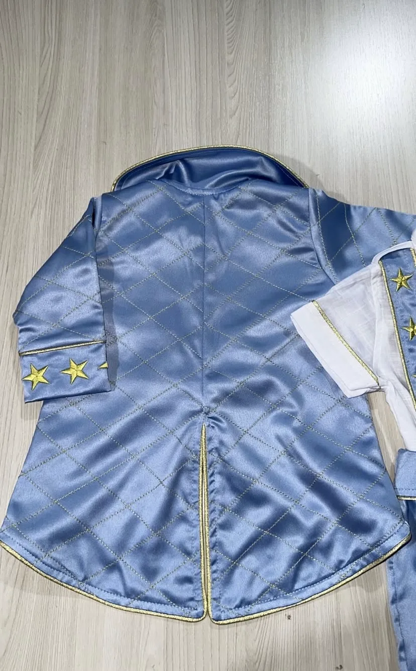 Conjunto Príncipe Luxo visto pelas costas e com o casaco aberto mostrando forro de seda sintética, costura limpa, barra em ponto invisível e acabamento interno de ateliê adulto