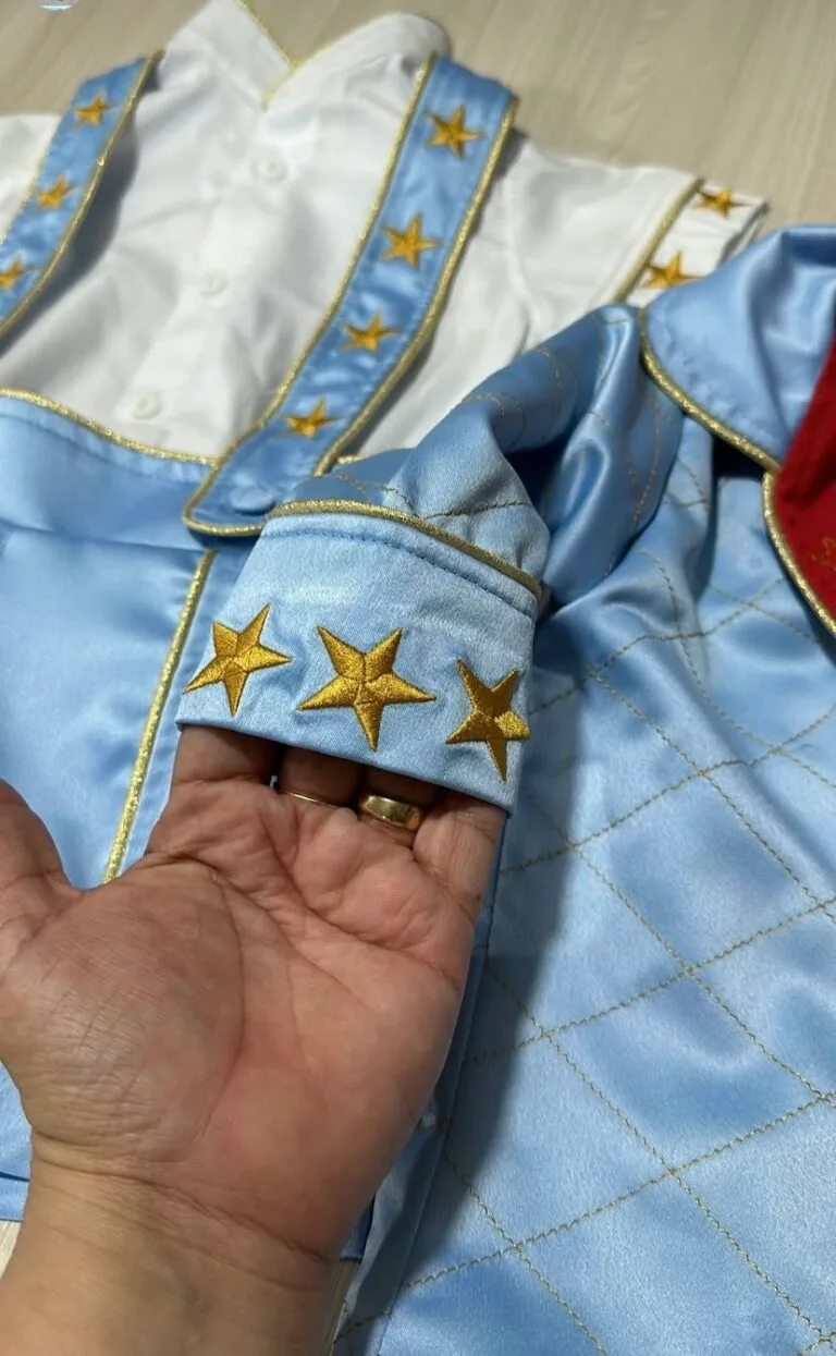 Detalhe macro do avesso do Conjunto Príncipe Luxo mostrando forro de seda sintética costurado à mão, casa de botão com pé de faixa, entretela dupla no colarinho e passador costurado no cós